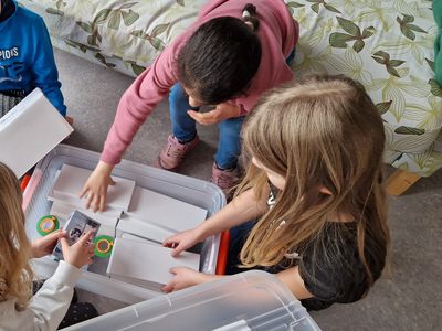 Kinder packen ihre Lernbox aus