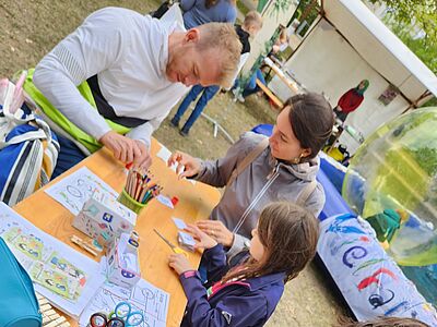 Familie beim Basteln eines Memo-Spiels