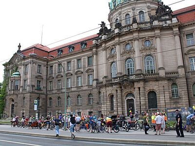 die Demo stellt sich vor dem Rathaus auf