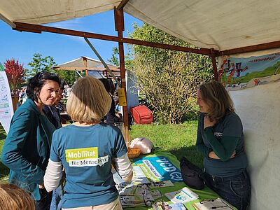 Zwei von unseren VCD Mitgliedern unterhalten sich mit der Oberbürgermeisterin von Potsdam; Frau Aubel