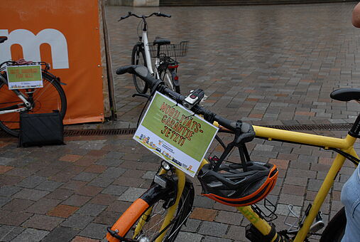 Ein Fahrrad mit einem Schild, das "Mobilitätsgarantie jetzt!" fordert.