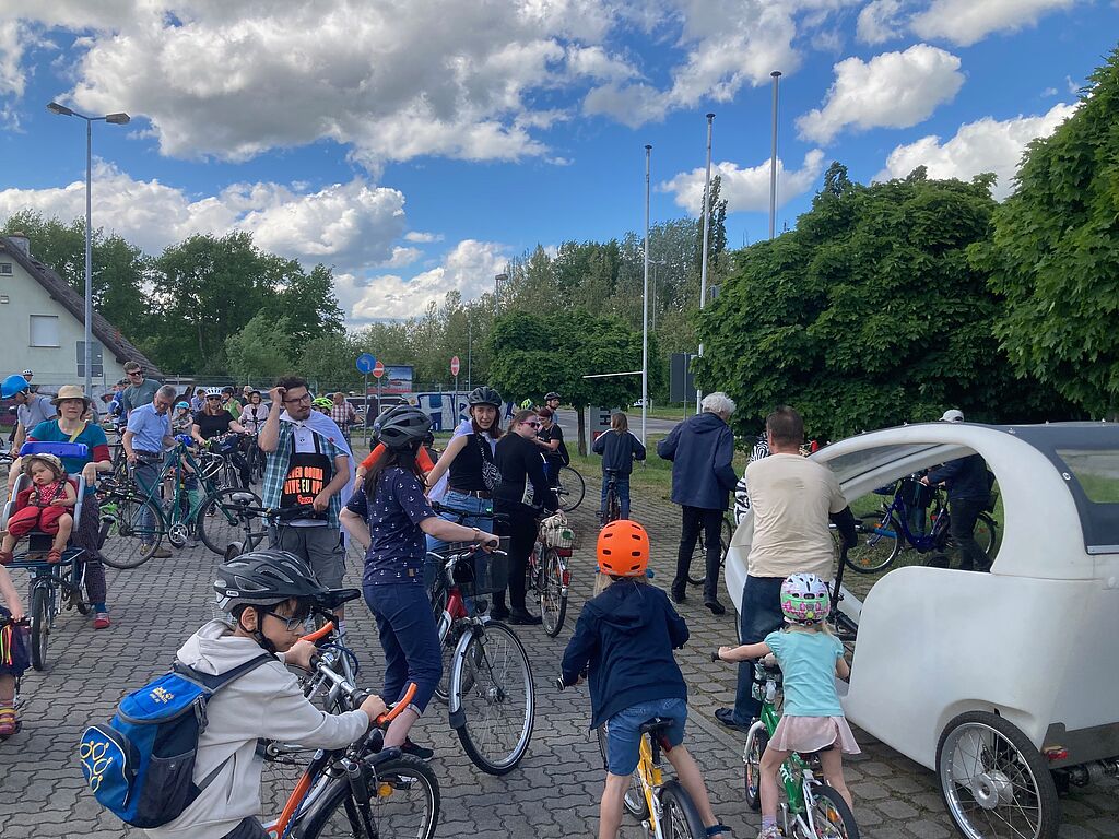 Die Kidical Mass beim kurzen Halt in der Nähe der Wilhelmsdorfer Kreuzung