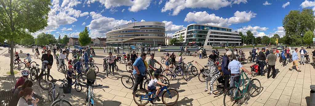 Die Kidical Mass beim kurzen Halt auf dem Bahnhofsvorplatz