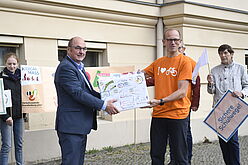 Bündnis Verkehrswende Brandenburg übergibt Karten vor dem MIL