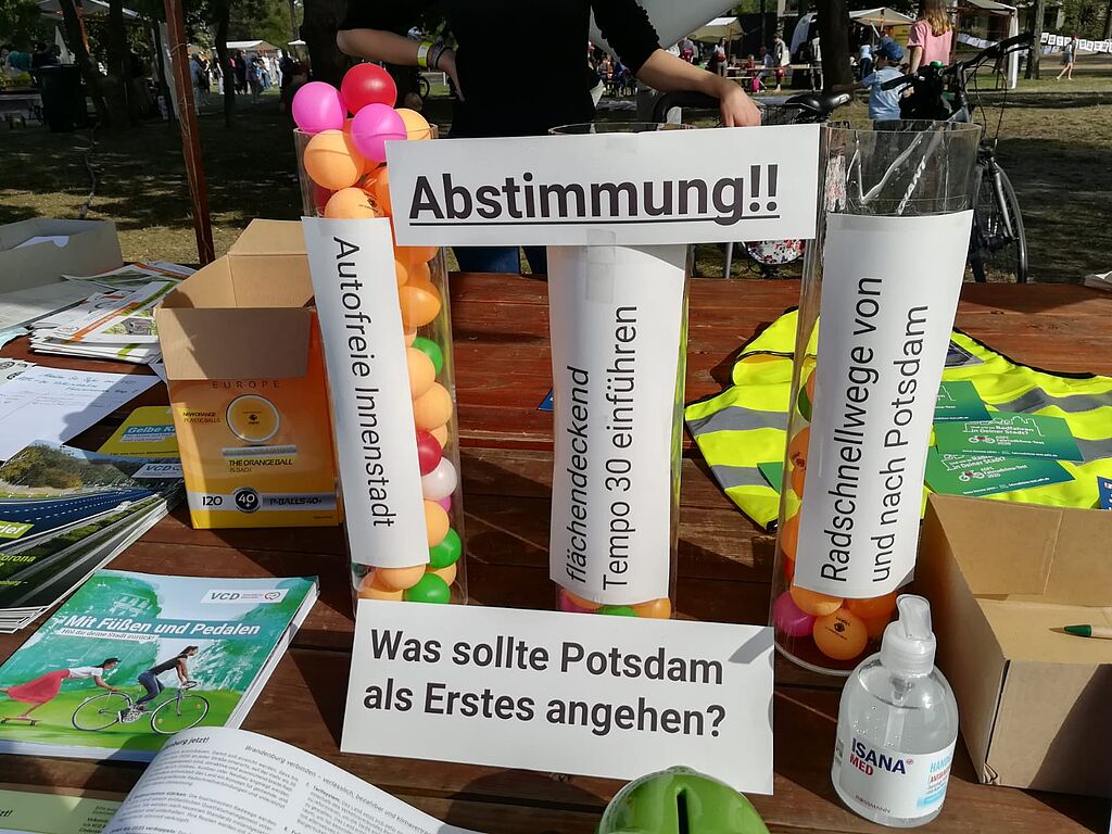 Umweltfest_2 Eine Umfrage auf dem Potsdamer Umweltfest. In drei große Behälter konnten Tischtennisbälle geworfen werden. Den meisten Besucher:innen ist die autofreie Innenstadt das wichtigste Anliegen.