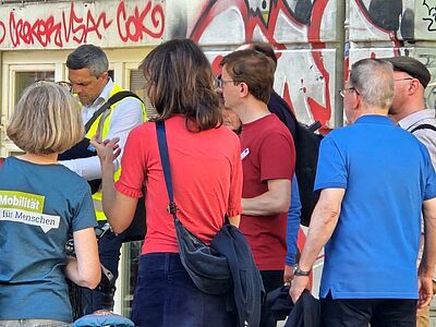 Gruppe beim Stadtteilspaziergang mit dem VCD