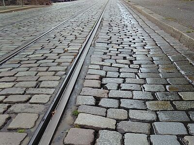 Pflaster und Schienen am Plauer Torturm