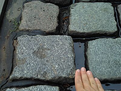 Gefährliches Kopfsteinpflaster in der Plauer Straße