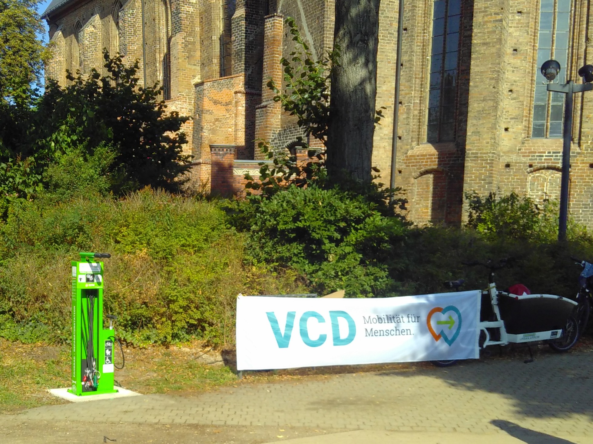 Die neue Fahrrad-Reparatur-Station am Salzhof-Ufer.A