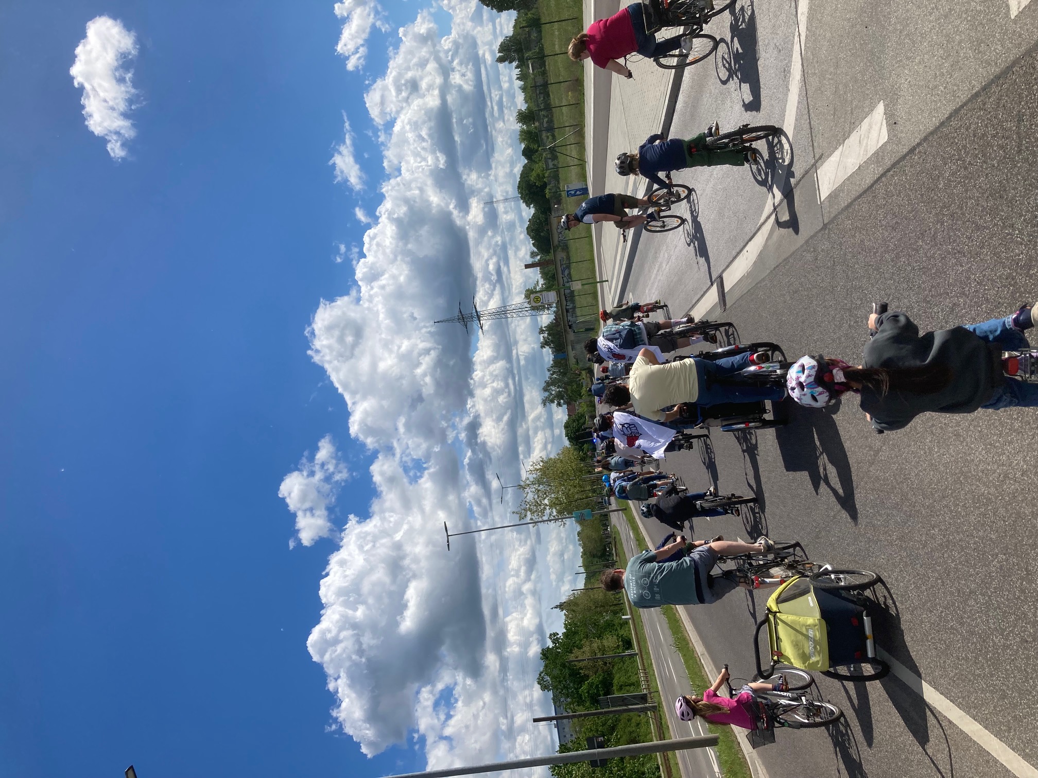 Die Familien-Fahrraddemo bei strahlendem Sonnenschein auf dem Zentrumsring