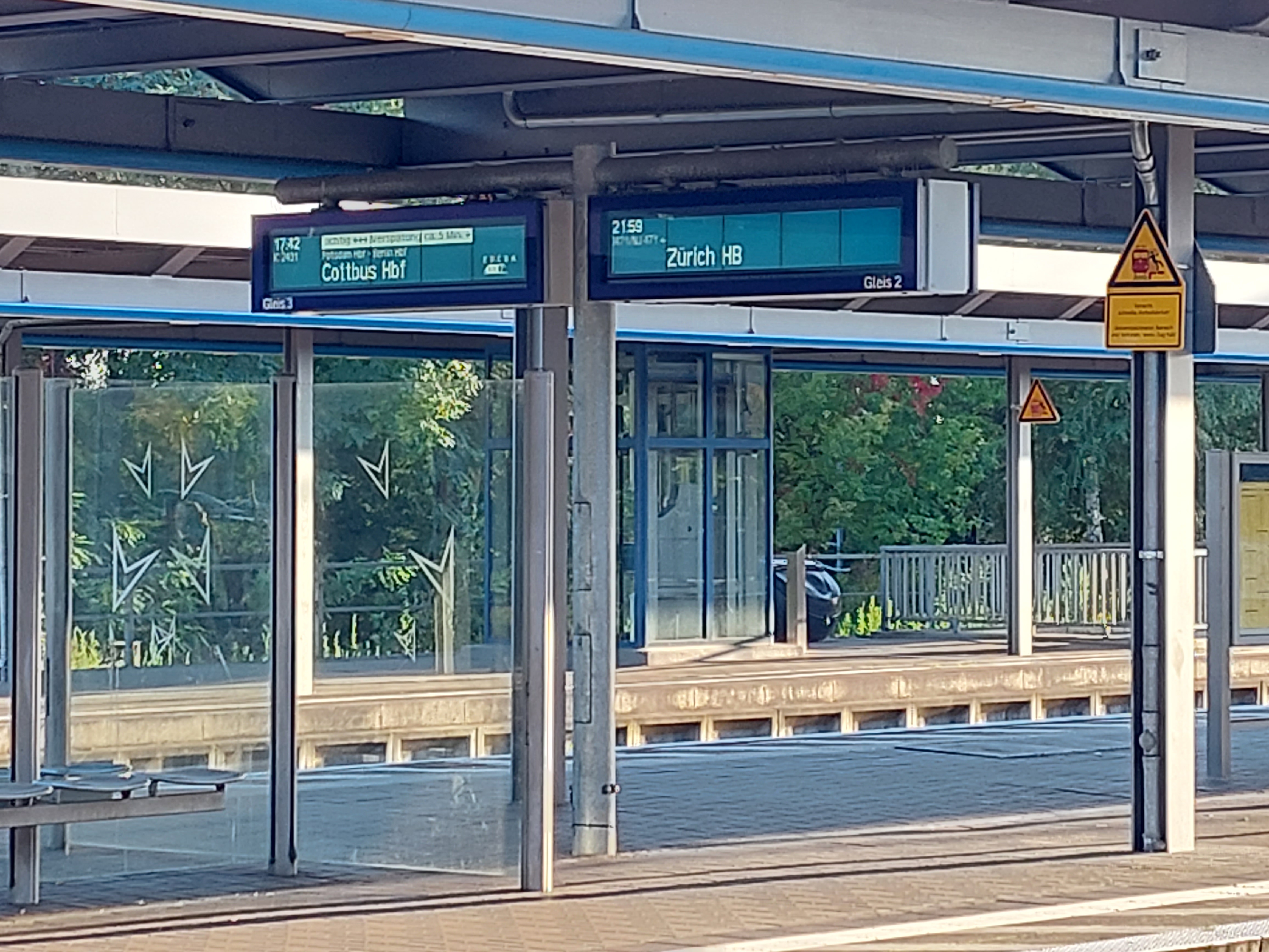 Anzeige an Gleis 2 zeigt Nightjet mit Ziel Zürich HB