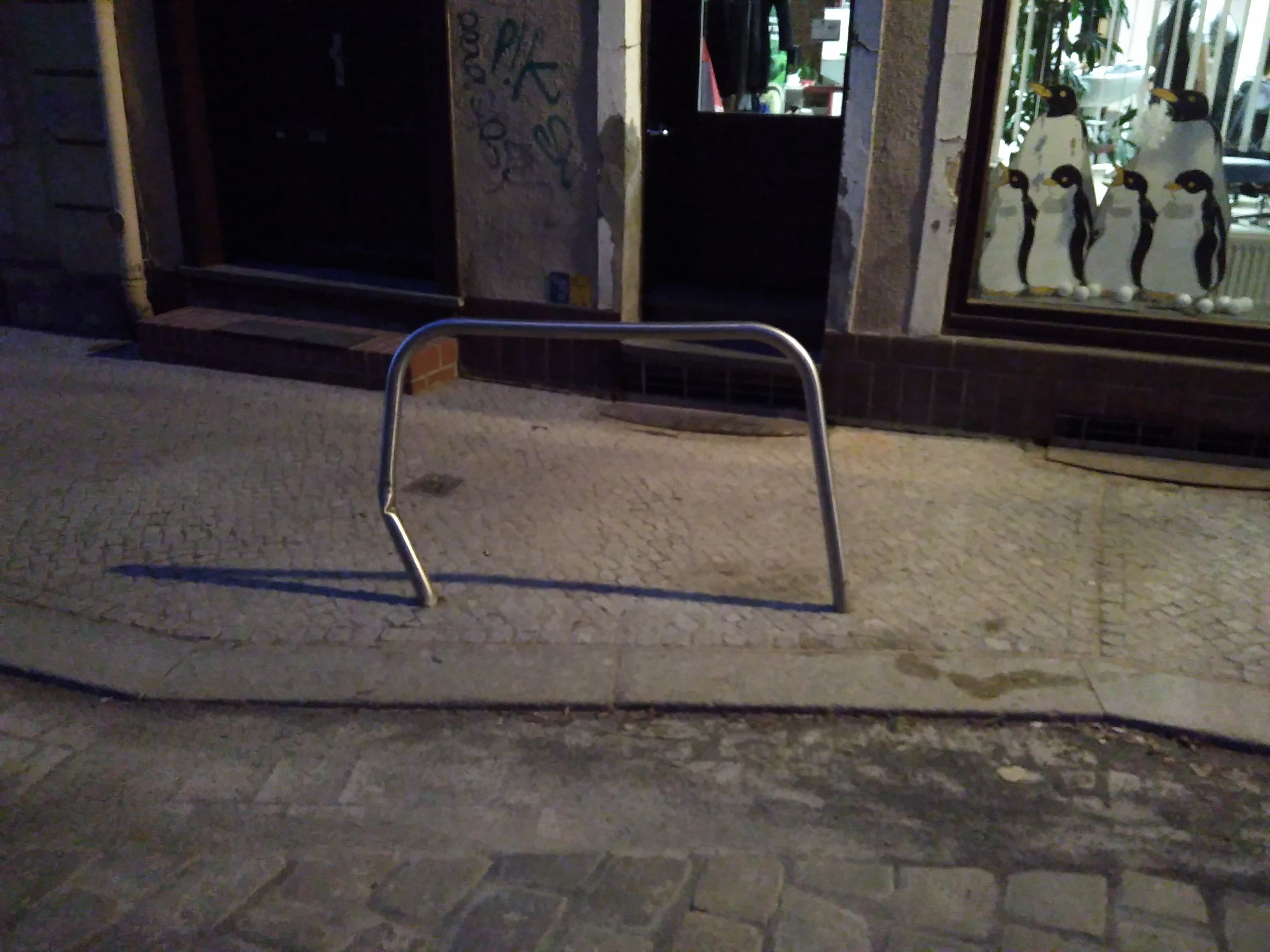 beschädigter Fahrradbügel in der Wollenweberstraße