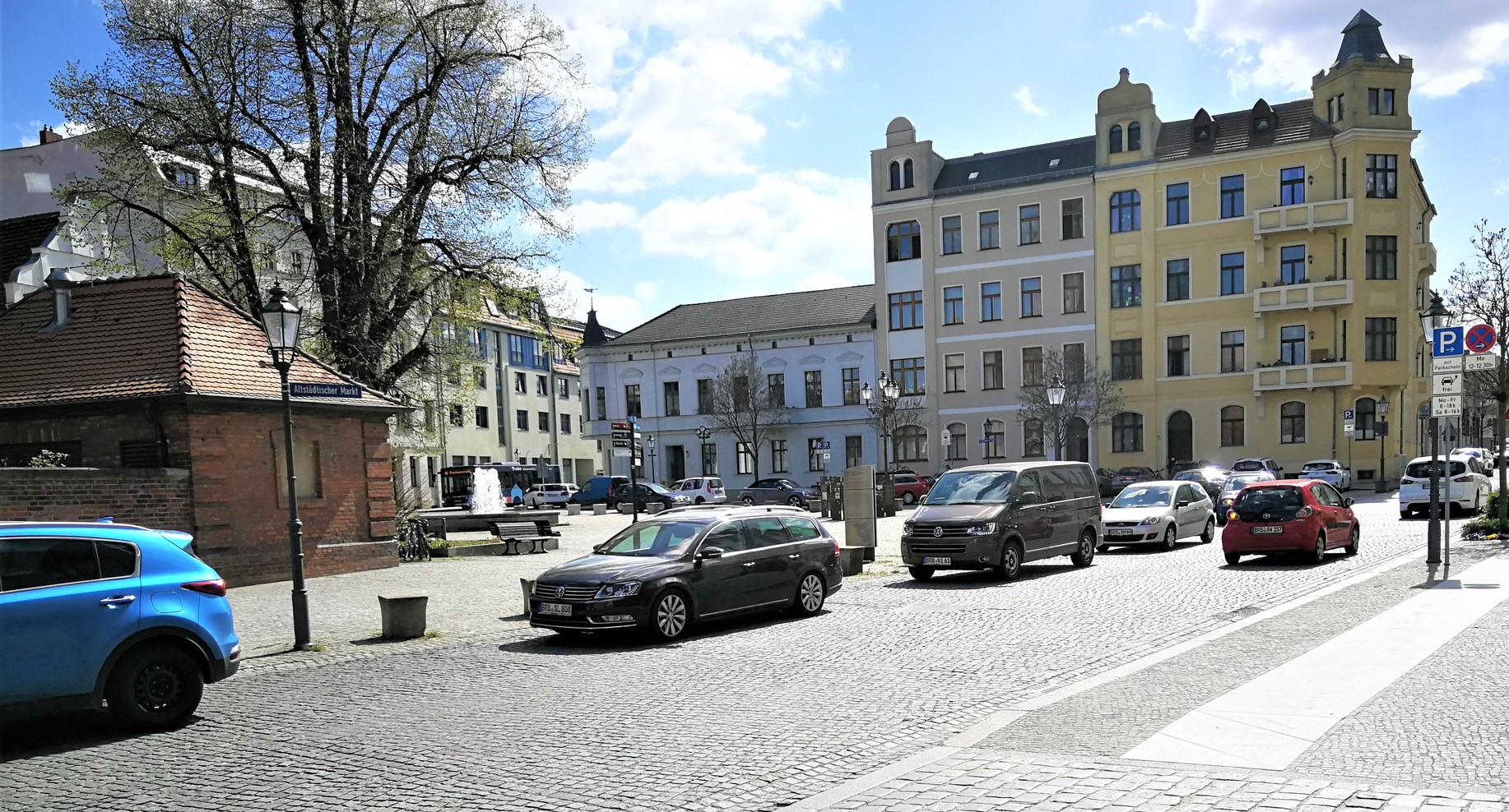 Ungezügelter KFZ-Verkehr auf dem Altstädtischen Markt