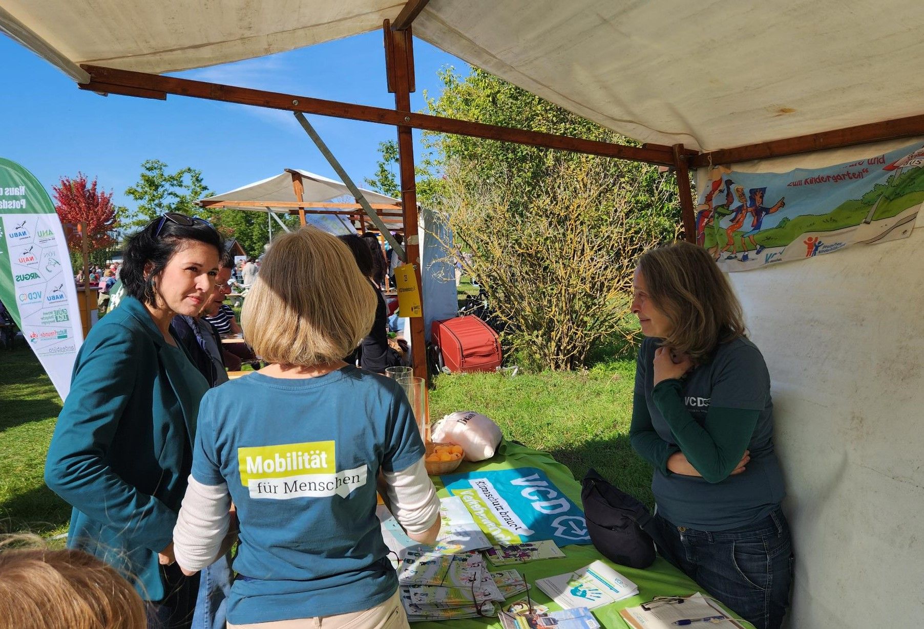 Zwei von unseren VCD Mitgliedern unterhalten sich mit der Oberbürgermeisterin von Potsdam; Frau Aubel