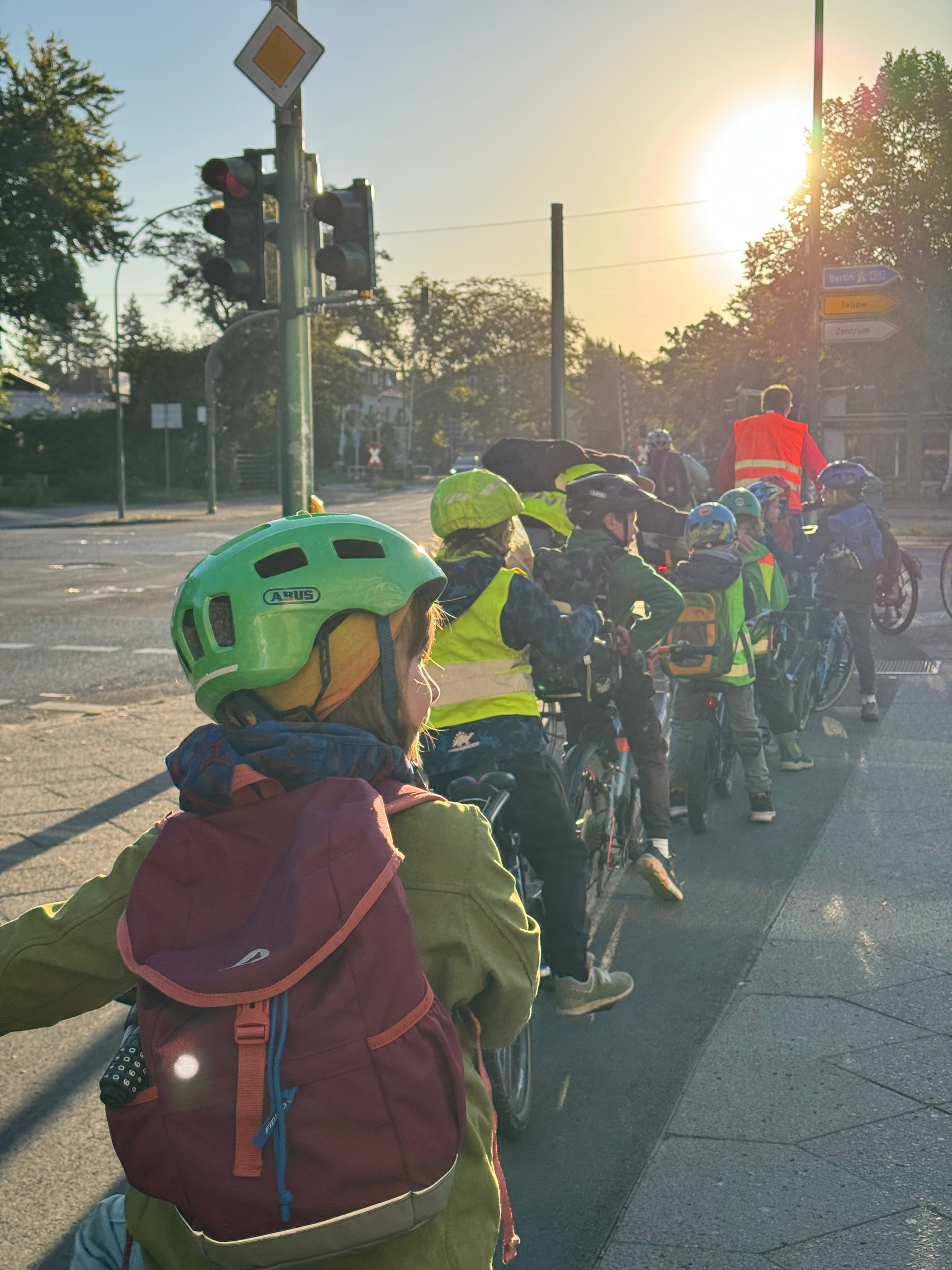 Kindern auf Fahrräder warten auf einem Fahrradweg