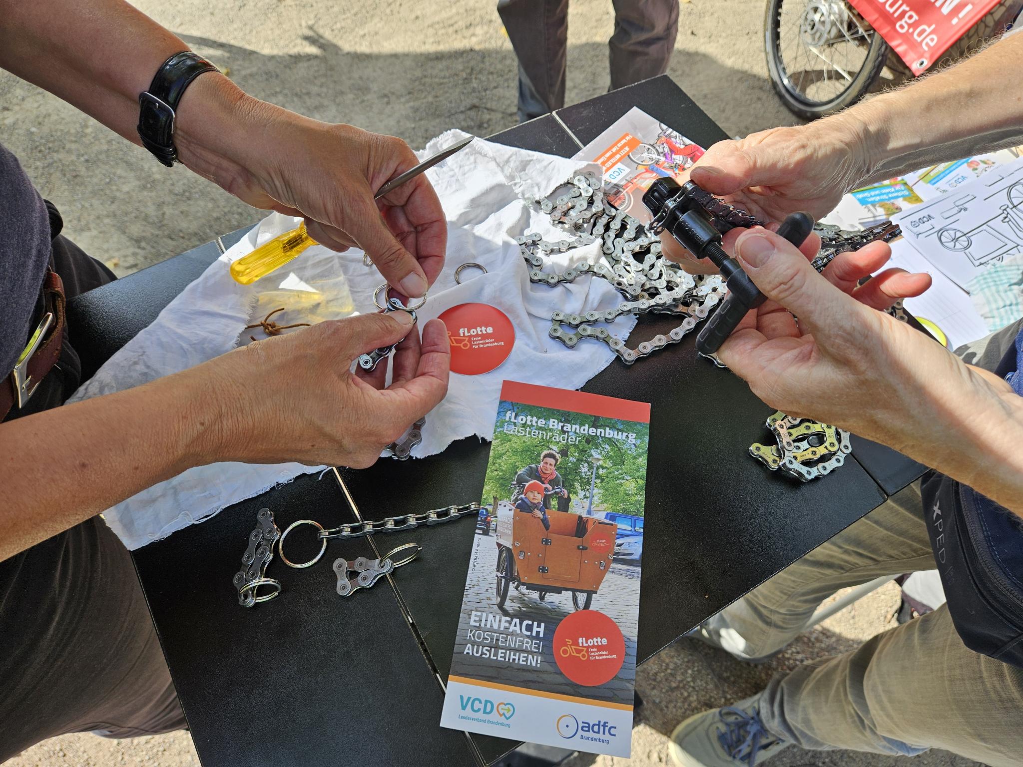 Hände beim Upcycling