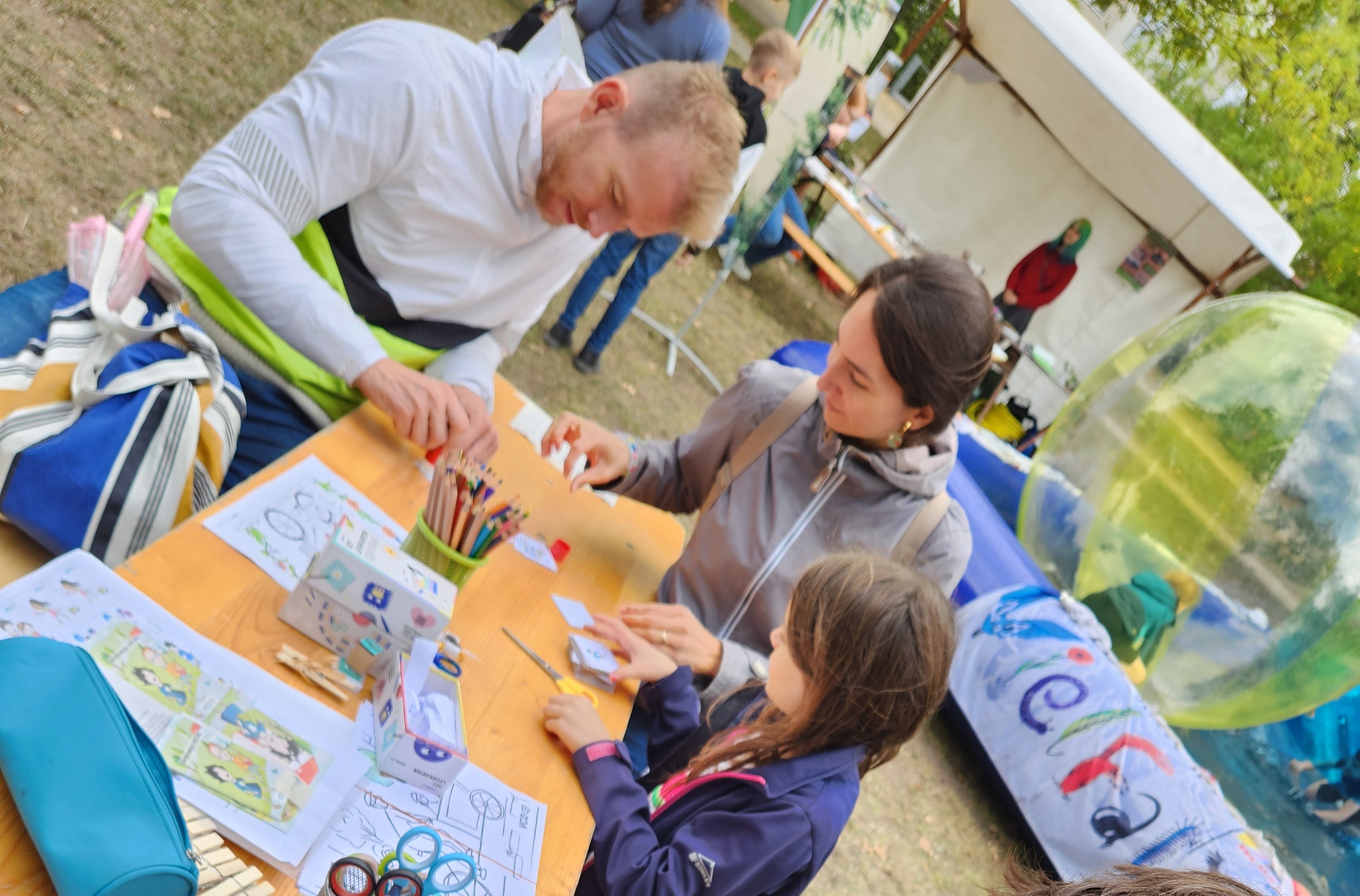 Familie beim Basteln eines Memo-Spiels