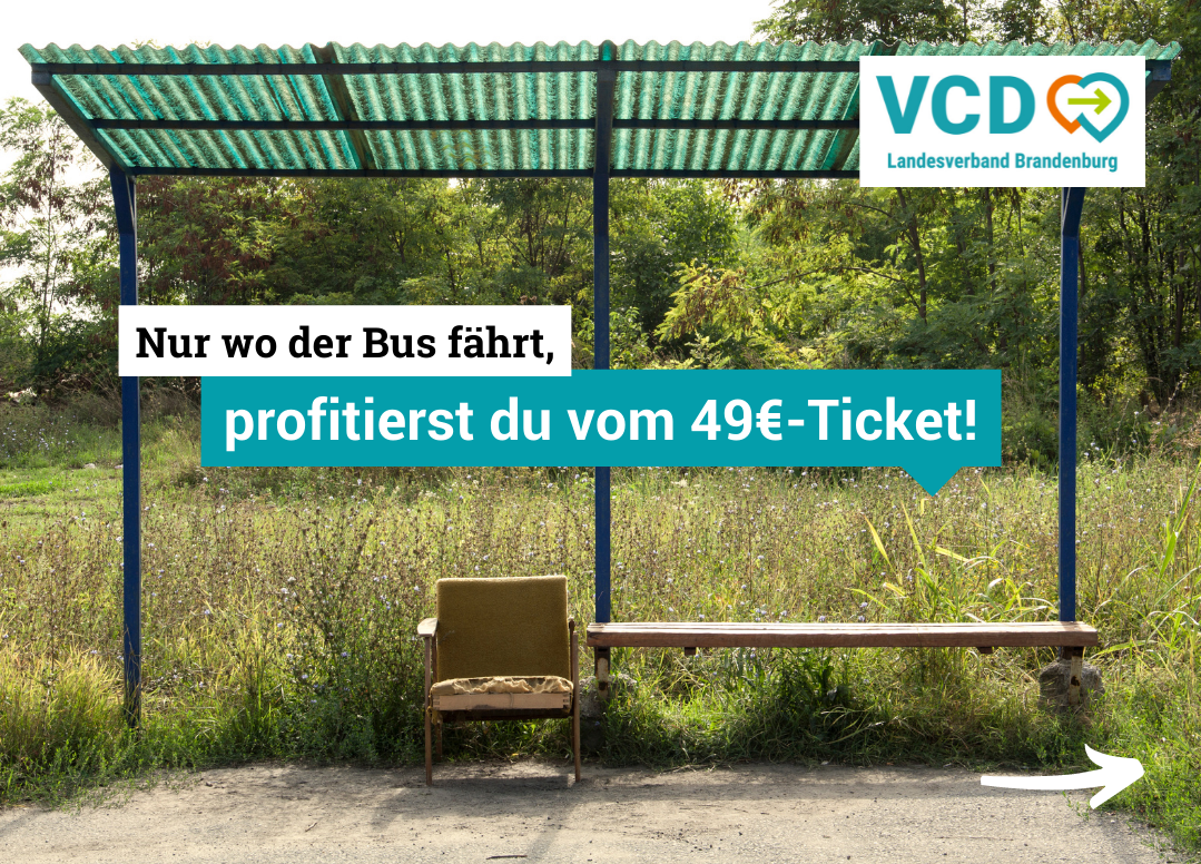 Im Hintergrund eine Bushaltestelle. Im Vordergrund die Aufschrift Nur wo der Bus fährt, profitierst du vom 49€-Ticket.  