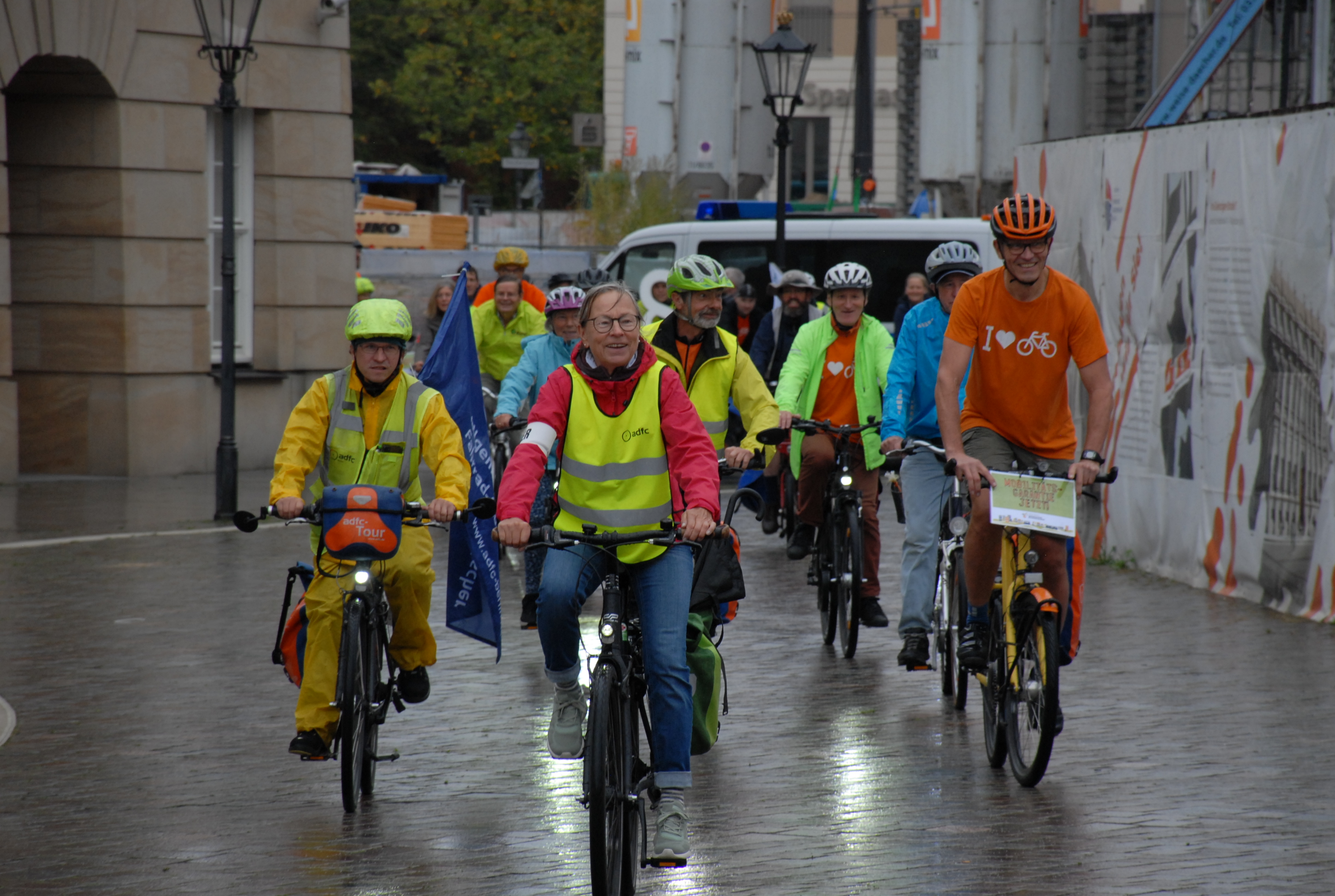 Auf dem Foto sieht man den Fahrradkorso, der um den Landtag fährt